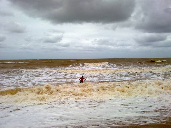 Enfrentando o mar bravio de águas mornas em Itaúnas - ES